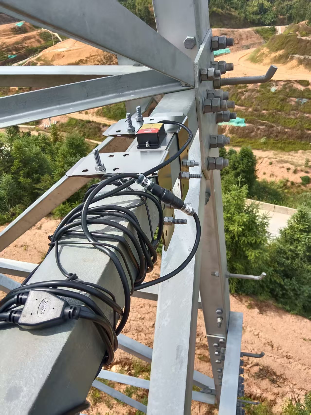 电力杆塔倾斜故障预警系统 杆塔倾斜状况监测预警装置图片