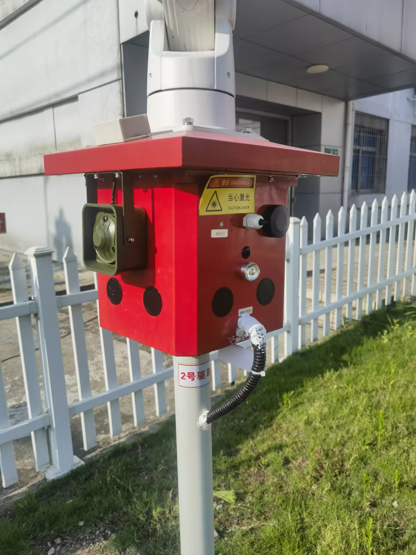 变电站门型构架防鸟害设备 智能双电款激光驱鸟器高压设备区专用图片