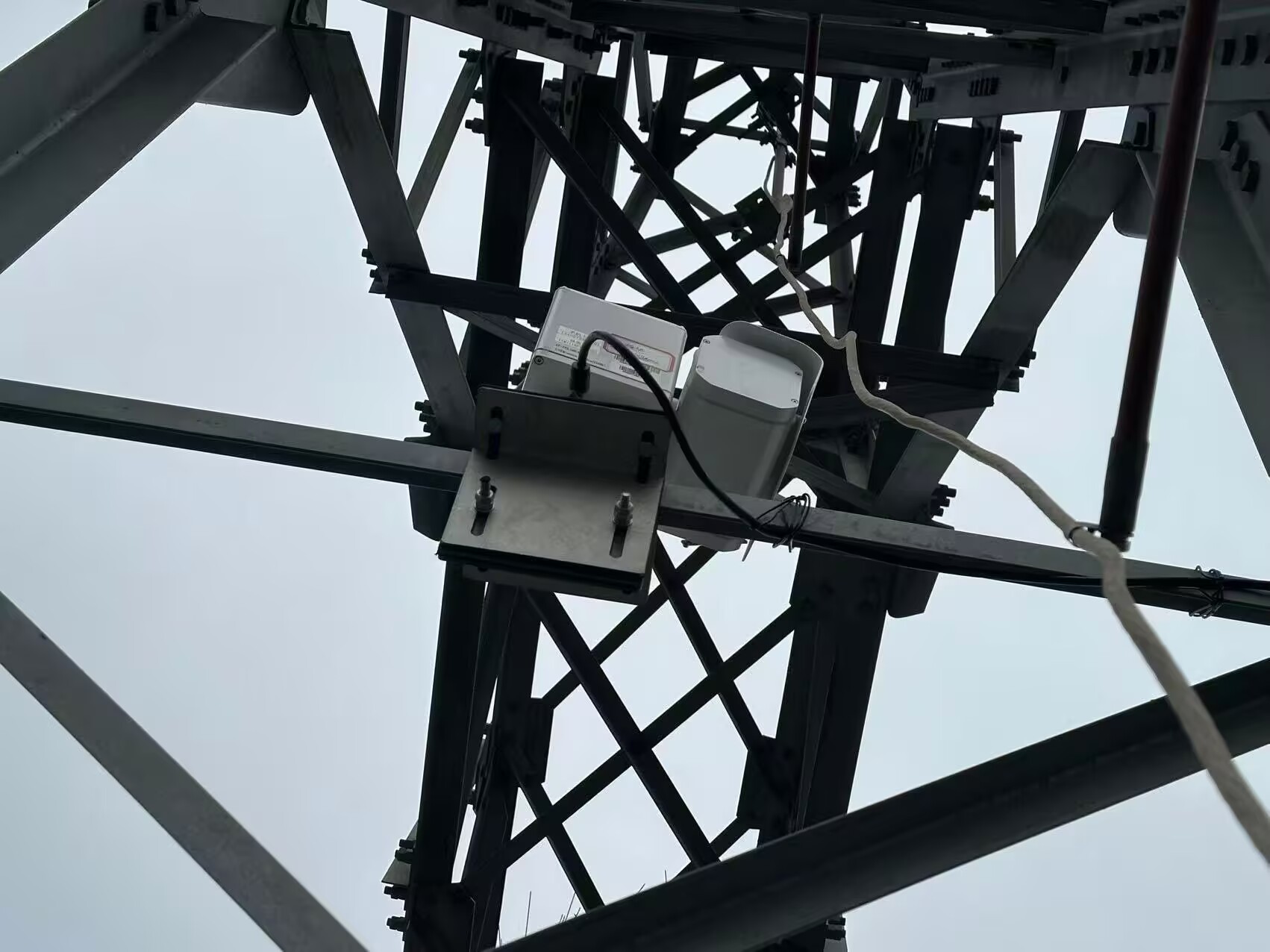 输电线路复合型多目云台监拍装置 输配电线路缺陷及隐患自动识别终端图片